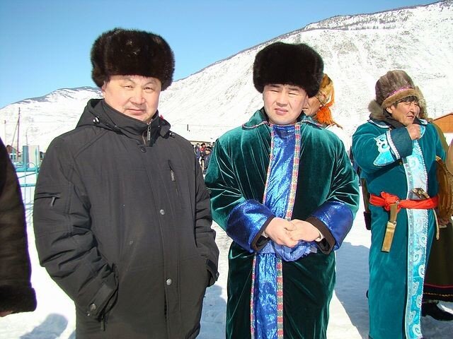 Депутат У-Канского райсовета Князев У.А позирует с главой Улаганского района .С Яграшевым А.М они вылетели из политической обоймы Республики Алтай.