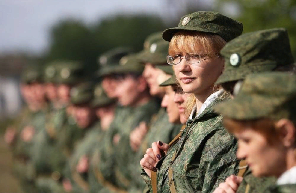 Женщины в армии. Женщины в армии России. Женщины военнослужащие в России. Женщина солдат. Женщины идут в армию