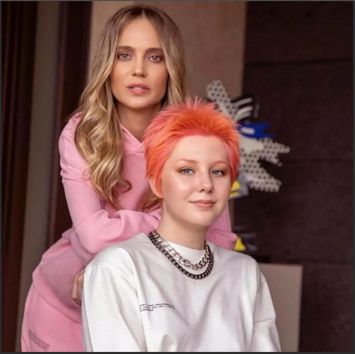 Наталья Ионова с дочкой Лидой.https://www.instagram.com/lidus_music/