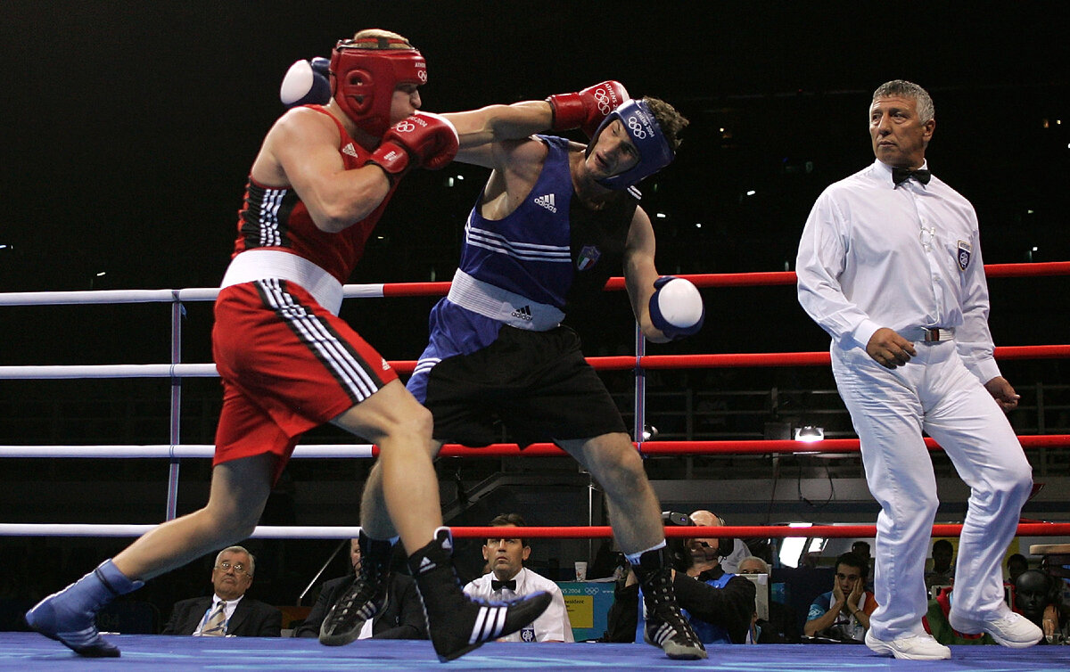 Александр Поветкин (в красном) в поединке против итальянца Роберто Камарелле в полуфинале олимпийского турнира по боксу в Афинах. © Getty Images