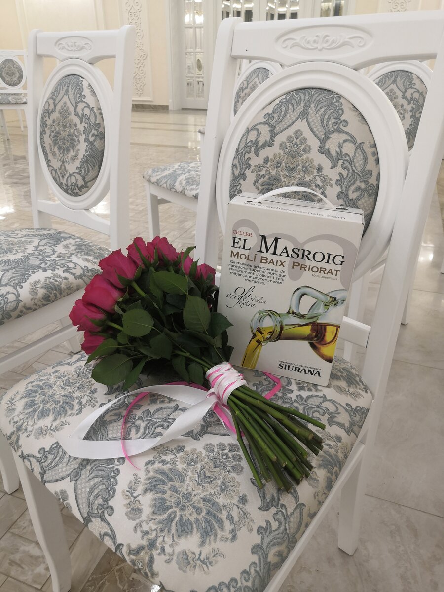 Масло оливковое Extra Virgin EL MASROIG 3L 100% D.O.P. Siurana прекрасная идея свадебного подарка.Фото сделано Викторией Шкуратенко в ЗАГСе Автозаводского р-на города Тольятти. Масло в уникальной упаковке- бокс, сохраняющей все полезные свойства. Купить можно на сайте Оливадар.