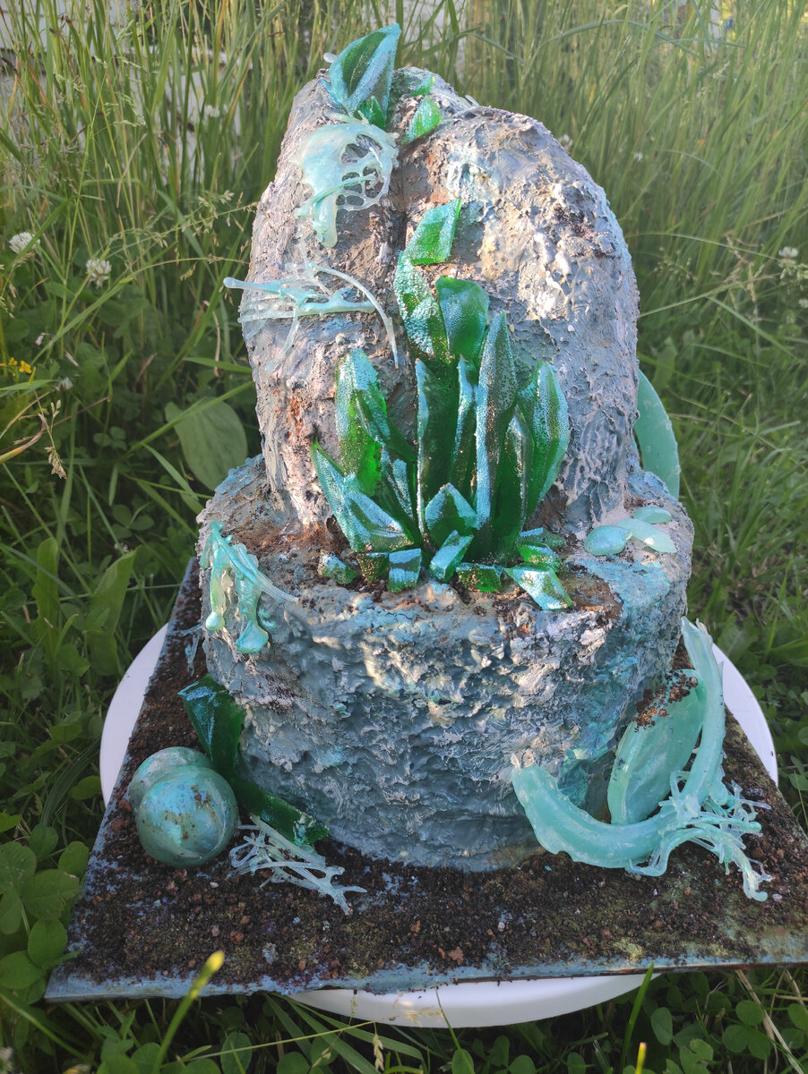 Такой тортик я делала на одном проекте. Торт безмастичный! Несмотря на мою огромную любовь к мастике, я умею делать шоу-торты и без неё.