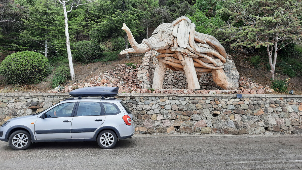 набережная Алушты,слон из дерева