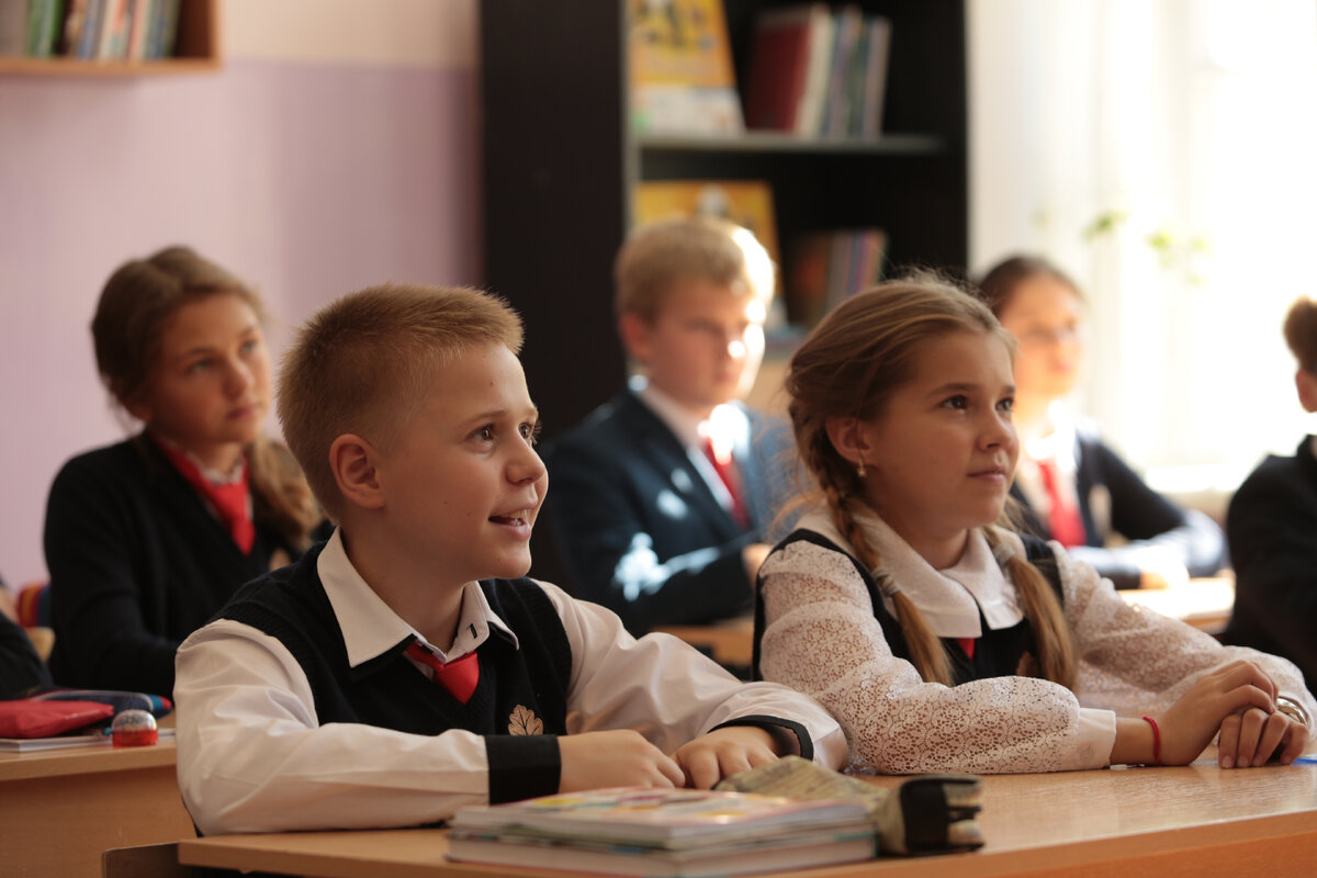 В школе 400 учащихся 52. Класс в школе днр. Школьники в классе. Творчество без границ фото на английском. 2022 года для школьников.