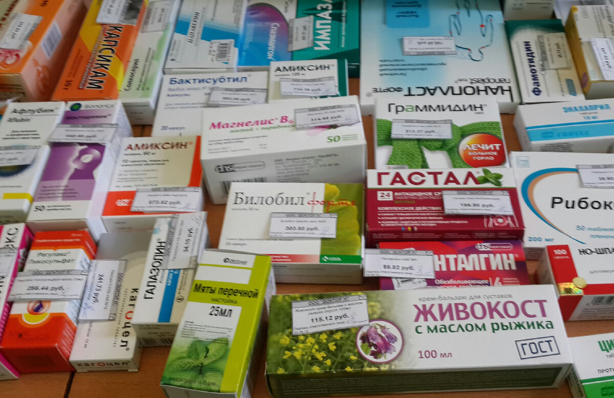 Фото автора сделано во времена работы в аптеке. Разбор товара.