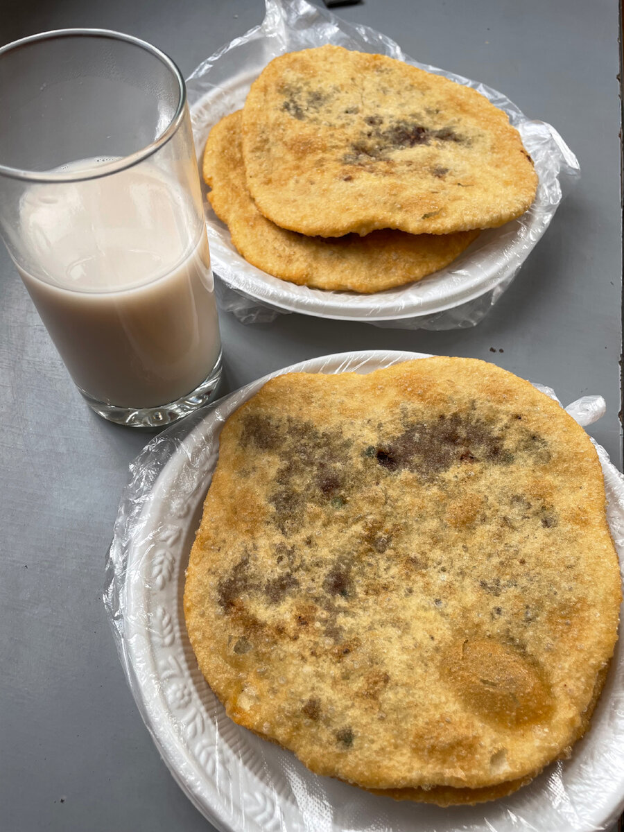 Хуушууры (чебуреки) и цай (чай с молоком и солью)