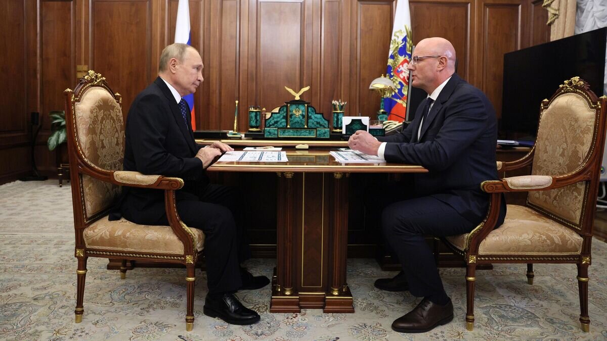    Президент РФ Владимир Путин и заместитель председателя правительства РФ Дмитрий Чернышенко (справа)© РИА Новости / Гавриил Григоров