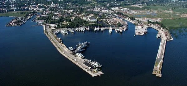 Вид на Ломоносовскую гавань и базу 328 ЭАСО.