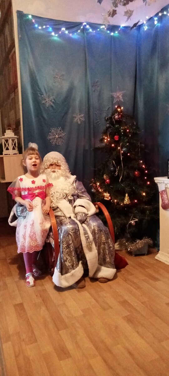 Даша в саду читает стих деду морозу🙂