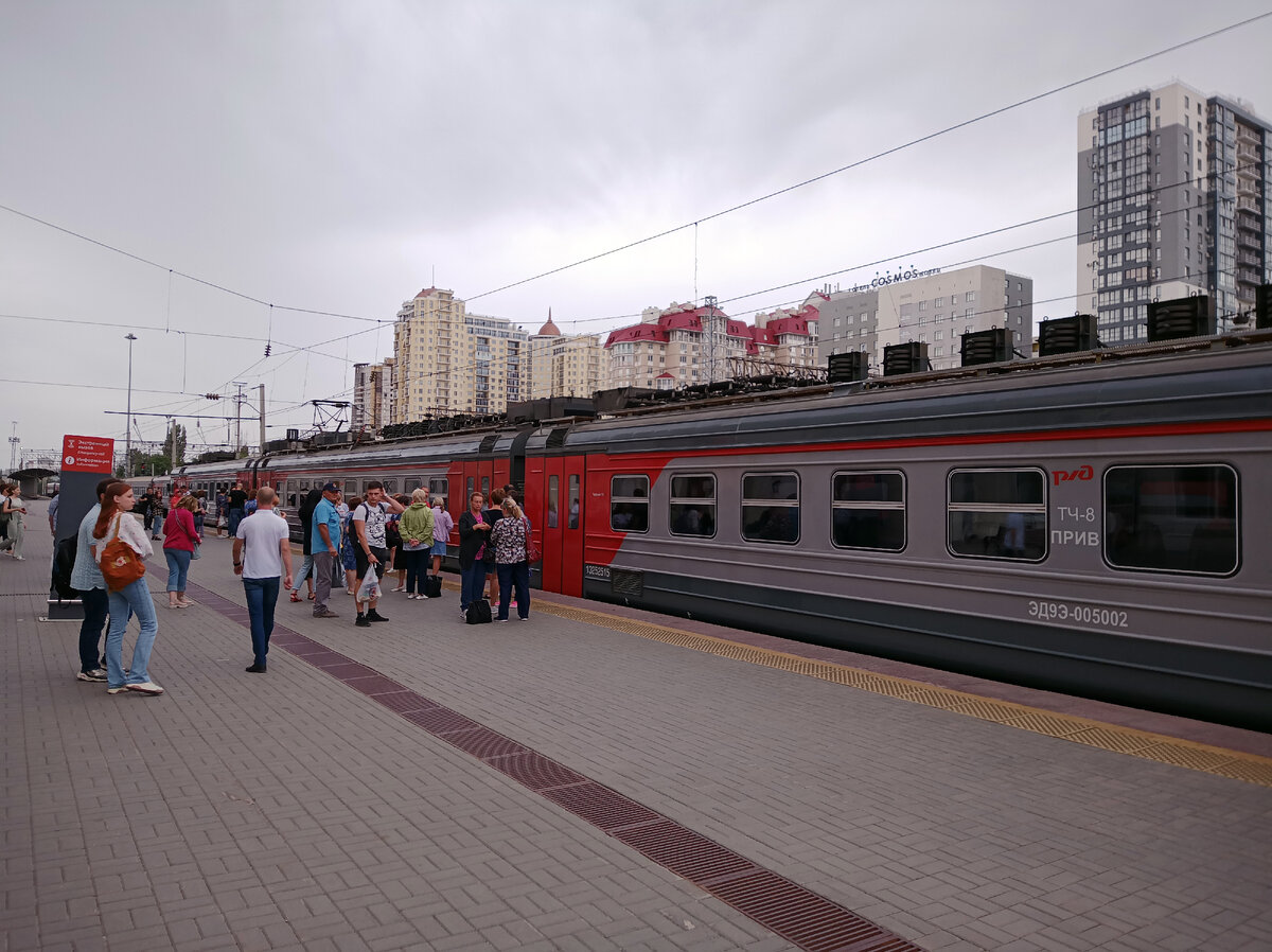 Наш экскурсионный поезд и часть нашей группы на центральном вокзале Волгограда