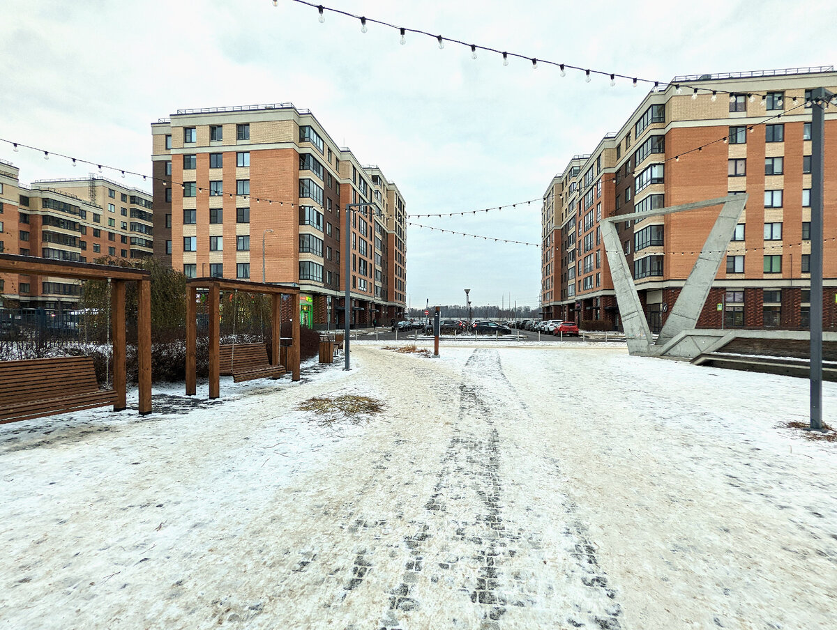 Бульвар Белых ночей созданный компанией «Строительный Трест» в поселке Новоселье.