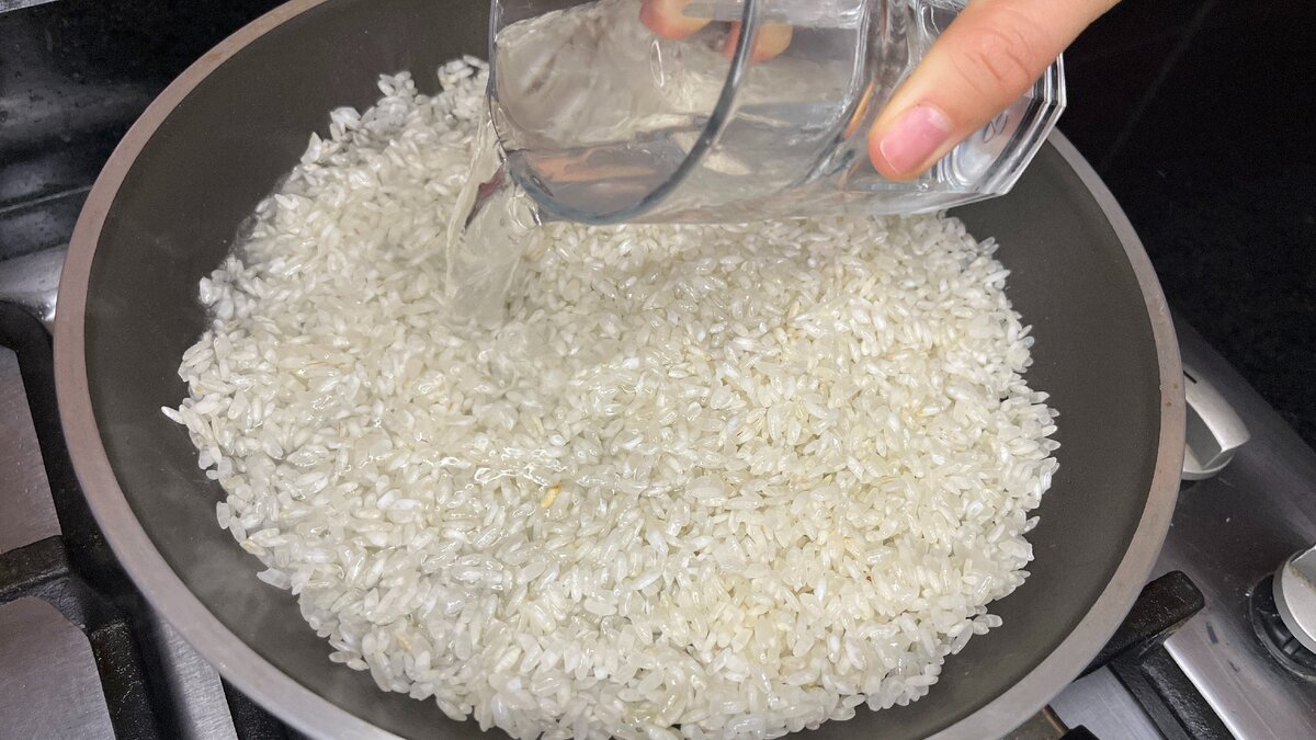 Почему тесто получилось рассыпчатым. Рассыпчатый рис в кастрюле. Большая кастрюля риса. Кг риса в кастрюле. Рис который разваривается марка.