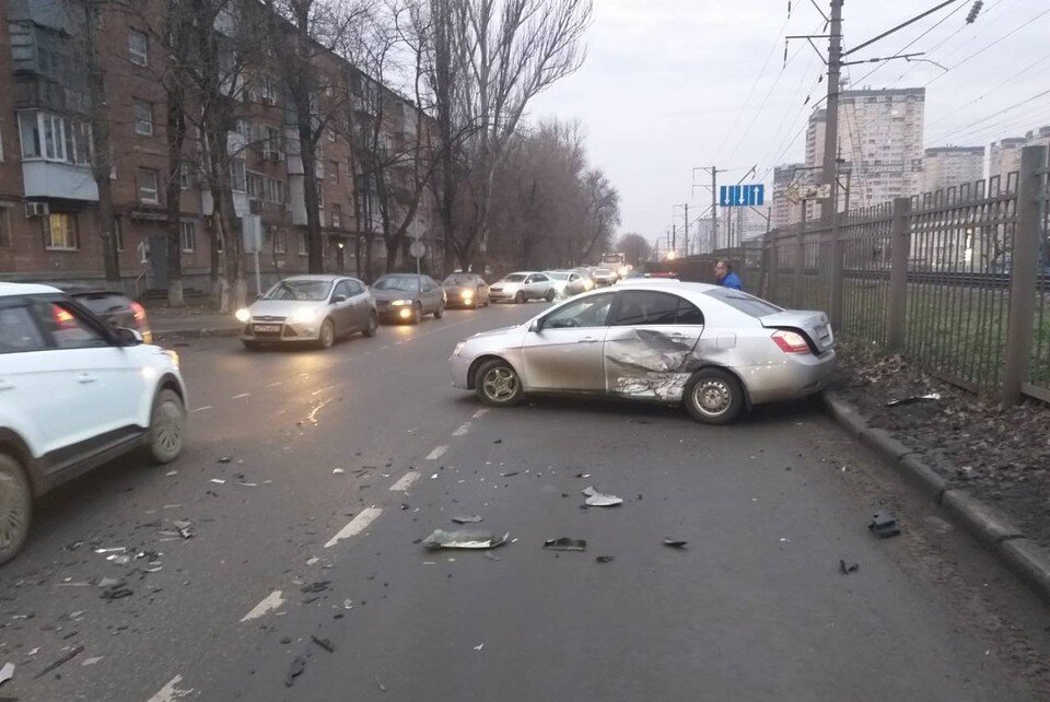     Желая повернуть направо, водитель не пропустил двигающийся по главной дороге автомобиль «Хенде Солярис». Фото: управление ГИБДД по РО.