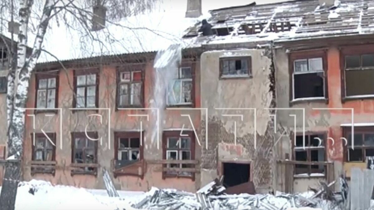     В Чкаловске Нижегородской области начали сносить аварийный дом вместе с жильцом, который отказался переезжать. Об этом сообщается в сюжете «Кстати».