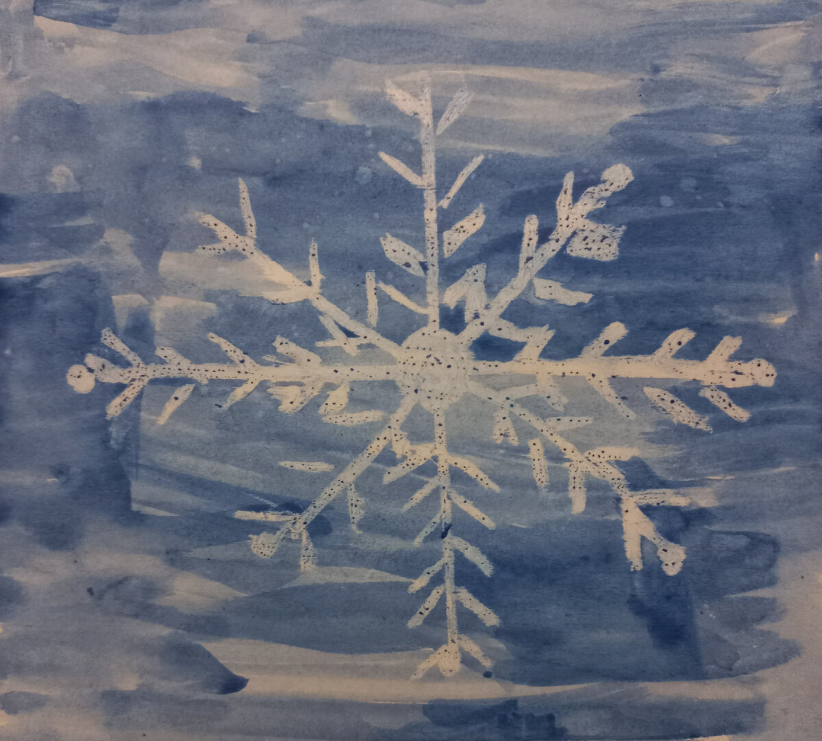 Снежинку нарисовала свечой, сын раскрасил лист акварелью.