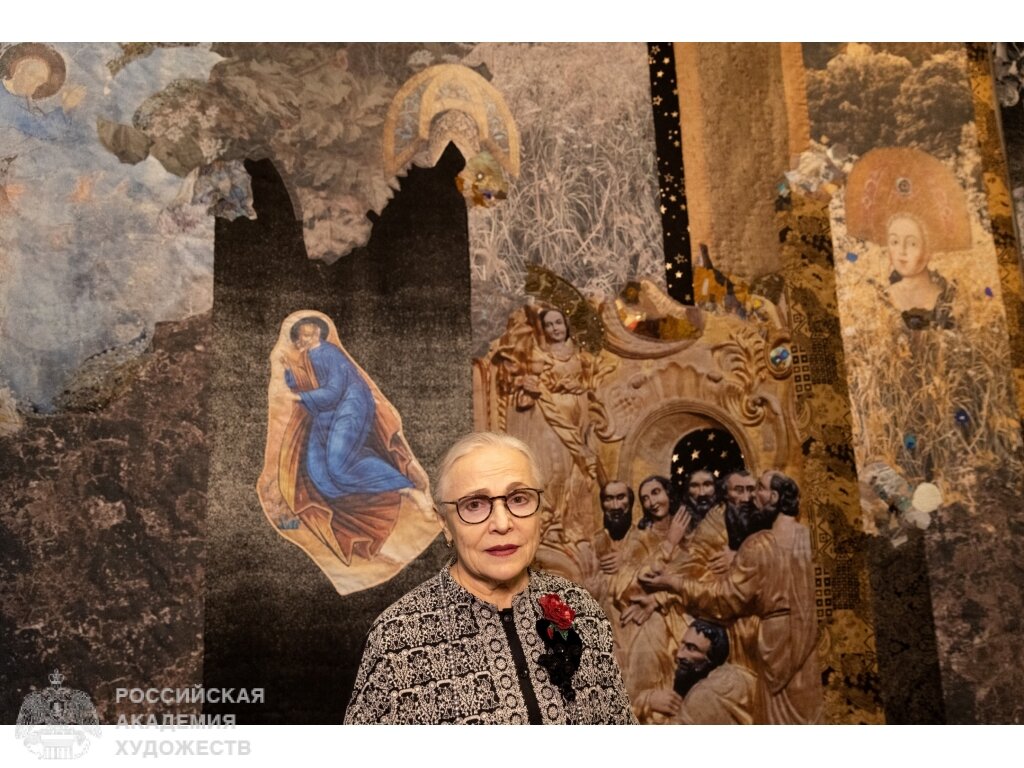 Автор на фоне своей работы в залах РАХ (Москва, Пречистенка, 21). Фото: Виктор Берёзкин, пресс-служба РАХ. 2023. 