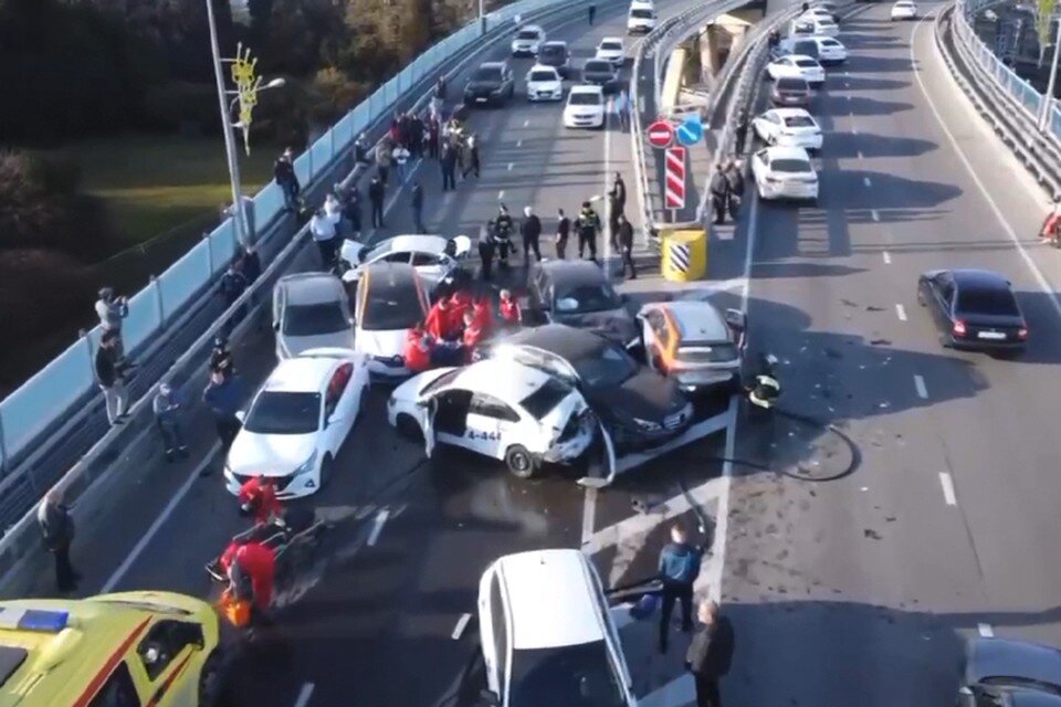     Водители BMW и Mercedes, при спуске, не выдержали безопасную дистанцию и скорость.