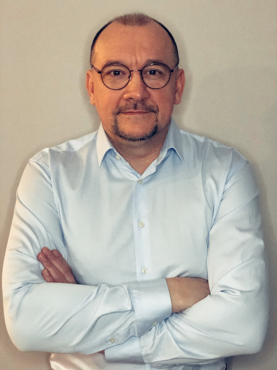 🤓Пример из практики. У нас сегодня воскресенье, а это значит пришло время рассказать пример из моей практики. И я подумал что, наверное, вот сейчас, когда люди - кто в замешательстве, кто в оцепенении, кто в панике, нужно увеличивать производство до максимального количества действий, которые делаете вы и ваши сотрудники, это всегда помогает и отвлечься и вытащить компанию из любого кризиса. Поэтому и расскажу вот такой пример, это было ещё когда я был директором образовательного центра и у меня было достаточно большое количество менеджеров, которые занимались продажей образовательных услуг этого центра. Кроме образовательных услуг у нас еще были ивент-мероприятия, круглые столы и форумы. Достаточно широкая продуктовая линейка и, соответственно, в задачу менеджеров входил обзвон “лидов” - то есть людей, которые оставили какую-то информацию на сайте, эта тема их интересует и они по этой теме хотели бы получить побольше данных. Мы очень много внимания, естественно, обращали на качество скриптов и оснащение своих менеджеров: то есть у них была айпи-телефония, наушники, микрофон и так далее. Задача была, чтобы они максимально мало времени тратили на все, что напрямую не связано с клиентом и, соответственно, с продажей.И вот, у них есть квоты, насколько я помню, у них было 25 звонков в день исходящих, кроме этого они принимали входящие какое-то количество, но мы их считали отдельно. Исходящих они должны были сделать не меньше 25 звонков в день. И что я вижу: у меня работала девушка, которая пришла по рекомендации моей дочери и до этого она работала в банке Тинькофф. Я прямо специально её позвал на работу, чтобы убедиться, что в банке Тинькофф на тот момент была такая хорошая организация труда, тем более что я тогда знал, что ни одного сотрудника у них в офисе не работало, все менеджеры работали исключительно на квартирах или в колл-центрах, но в основном на квартирах. И, соответственно, было очень хорошее разработано программное обеспечение, которое позволяло иметь под рукой этот тиньковский Интранет, а это - контакты, автодозвонщики, база данных и база знаний. Ну то есть они там прям действительно постарались.У нас было примерно тоже самое - CRM, в эту CRM были загружены тексты скриптов, менеджеры прямо с экрана могли эти тексты читать, задавать вопросы. Очень много мы эти скрипты тренировали, делали так, чтобы эти скрипты не выглядели механическими и так далее. Про скрипты я вам отдельную статью напишу, потому что скрипты - это вообще огонь! То есть все, у кого до сих пор есть ложная идея по поводу того, что скрипт - это зло, что он делает наших ребят роботами и так далее и так далее, ребята, поверьте, вы очень сильно заблуждаетесь. Я расскажу вам как работает скрипт и почему скрипт - это добро и почему скрипт - большущий шаг к увеличению продаж. Ну ок, продолжим.Я начал замечать, что этот менеджер, девушка, которая пришла из банка "Тинькофф", она делает больше звонков, чем все остальные. То есть все делают 20-25 звонков, а она - 30-40-50. Я понял, что что-то у нее в навыках, что-то в ее технологии есть такого, что позволяет ей работать эффективнее и производительнее. Я взял секундомер на телефоне и начал прямо операцию за операцией записывать за ней все, что она делает в течение одного рабочего дня. Провел я за ее спиной так в общей сложности часов 8 дня за 3-4.Что я обнаружил:1. Время, которое она тратила на каждого клиента по сравнению со временем всех остальных продажников, было в 2 раза меньше. Я сейчас не помню точно, но, по-моему, это было полторы минуты вместо трех. То есть она разговаривала с клиентом полторы минуты по скрипту, вместо трех, при этом у нее конверсия от отправленных коммерческих предложений была выше, чем у всех остальных. Понимаете, да? То есть времени она тратила меньше, звонков она делала больше, а качество этих звонков было выше. Это потрясающе, но так оно и было. И хочу сказать, что с помощью нее в том числе, не только нее, всех ребят, но и нее в том числе, мы значительно продвинулись в нахождении идеального скрипта. Опять же потом отдельно расскажу.2. Она одновременно разговаривала и записывала в CRM сразу все ответы, которые получала от клиентов. Все остальные менеджеры работали исключительно на листочках - сначала разговаривали, делали пометки, разговор, как я уже говорил, у них в среднем длился 3-5 минут, а потом переносили в CRM, половину забывая и теряя, как мы потом выяснили.3. Она с вечера составляла себе список клиентов и по часовым поясам их расставляла. То есть у нее с самого утра был готов список клиентов, расставленных по часовым поясам, помечено во сколько он ждет звонка ее, утром или вечером, о чем они договаривались пообщаться и так далее. То есть у нее все было готово с вечера, это мы тоже взяли на вооружение.Так, что еще у нее было? Ну еще, если в среднем девочки и мальчики у меня тратили на заполнение CRM после звонка где-то минут 5, а она это делала автоматически вместе со звонком, и если нужно было после звонка что-то отметить, то это занимало не больше минуты, понимаете, да? При этом я не скажу, что она как робот сидела с утра до вечера за компьютером, не отвлекаясь, нет, она также ходила попить кофе, выходила отдохнуть, но видя ее статистики и видя ее конверсию, я естественно, позволял ей больше остальных отвлекаться и заниматься какими-то другими делами. То есть она работала меньше, но результат у нее был больше, только за счет того, что у нее было правильно организовано рабочее пространство и рабочий процесс.Вот. Что мы сделали потом? Мы ввели курсы машинописи и очень сильно поняли скорость заполнения, то есть ребята просто стали быстрее работать на клавиатуре. Это сразу подняло процентов на 15 количество звонков, которые они начали делать. Второе, - они научились, не все, конечно, но процентов 50 точно научилось, одновременно заполнять CRM прямо во время звонка. Это точно! Все стали заполнять свои планы, я ввел это обязательным, и ставить все звонки с вечера на следующий день, в 5 часов вечера, а в 6 часов вечера у нас заканчивался рабочий день. Все занимались тем, что планировали все свои звонки на следующий день.Вот этот небольшой анализ, эти небольшие управленческие изменения, позволили в среднем увеличить на 25% точно, а где-то и на 35-40%, итого в максимуме на 50%, а в среднем - на 35% повысить производительность труда сотрудников просто за счет того, что мы немного изменили производственный процесс. Я сейчас уж не говорю о том, что вы должны организовывать их работу, чтобы у них все было под рукой, чтобы у них была лучшая айпи-телефония, которая быстрее всего и лучше дозванивается и качественнее звук, у них были самые удобные наушники и микрофоны, у них были самые быстрые и хорошие компьютеры с потрясающей клавиатурой и так далее, понимаете, да? Это ведь ваши деньги, поэтому тут нужно организовывать их труд так, чтобы они фигачили и не уставали, опять же кресла нужны удобные для менеджеров всегда.Вот. Поделился, спасибо! А вы так хотели бы?Друзья, просьба делиться постами, наверняка у вас в окружении есть люди, которые нуждаются в моей помощи.Вот ссылка на мой канал в Телеграм: https://t.me/epimahov_titanА если остались вопросы - записывайтесь на мою БЕСПЛАТНУЮ консультацию на сайте www.epimahov.ru#мотивация #директор #организация #управление #руководитель #консалтинг #бизнес #БизнесШкола #ТитаныБизнеса #ТитаныБизнесаВоскресенье