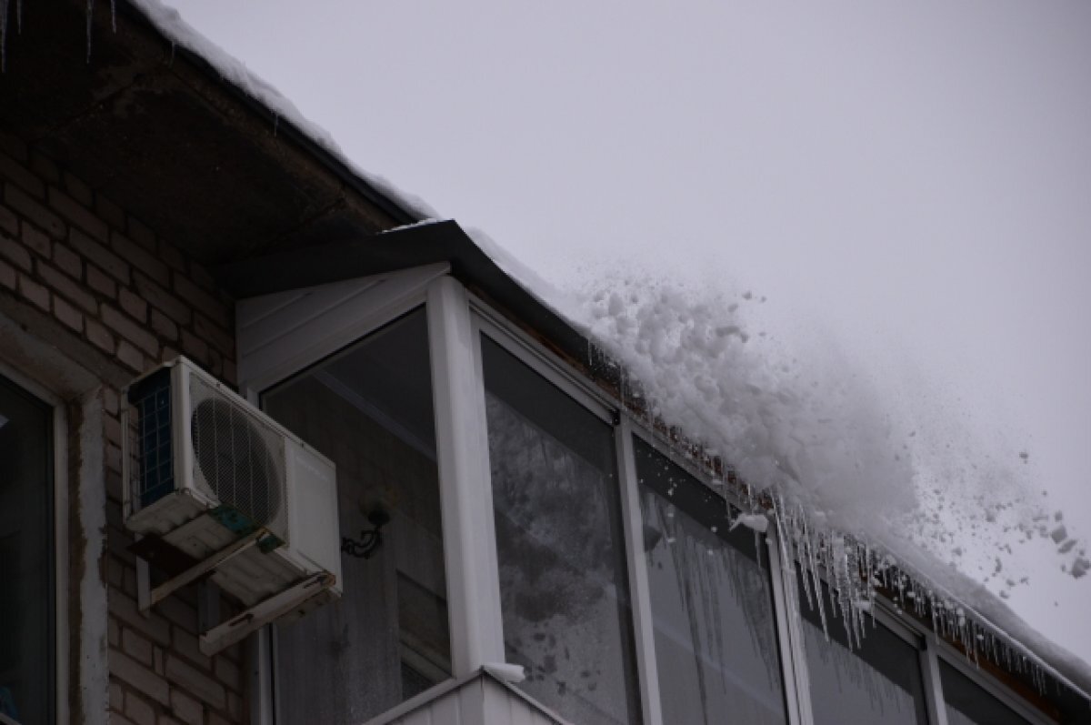    В Твери прокуратура заставила УК очистить крышу от сосулек и снега