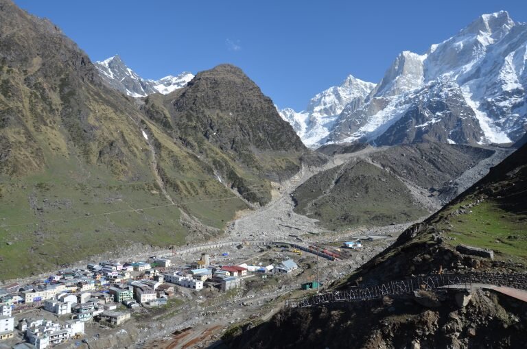 Кедарнатх, место, где расположился храм, - деревня в Гималаях, расположенная на высоте 3584 метра над уровнем моря и окруженная покрытыми вечными снегами пиками. Это священное место паломничества индуизма и наиболее отдалённое из четырёх мест паломничества Чар-дхам. 