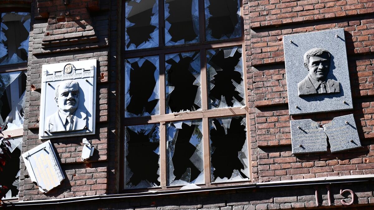    Поврежденное здание Приазовского государственного технического университета в Мариуполе© РИА Новости / Павел Лисицын