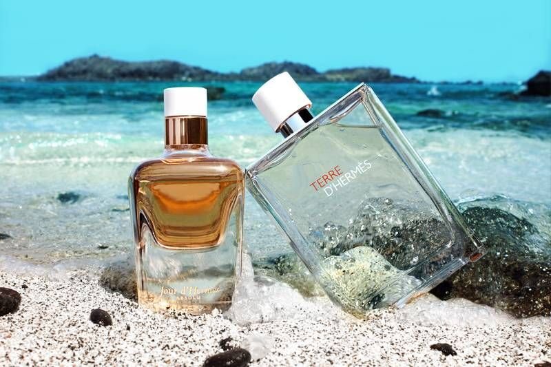 духи на лето. девушка с парфюмом. Louis vuitton on the beach. Guerlain aqua allegoria bergamote. летние духи.