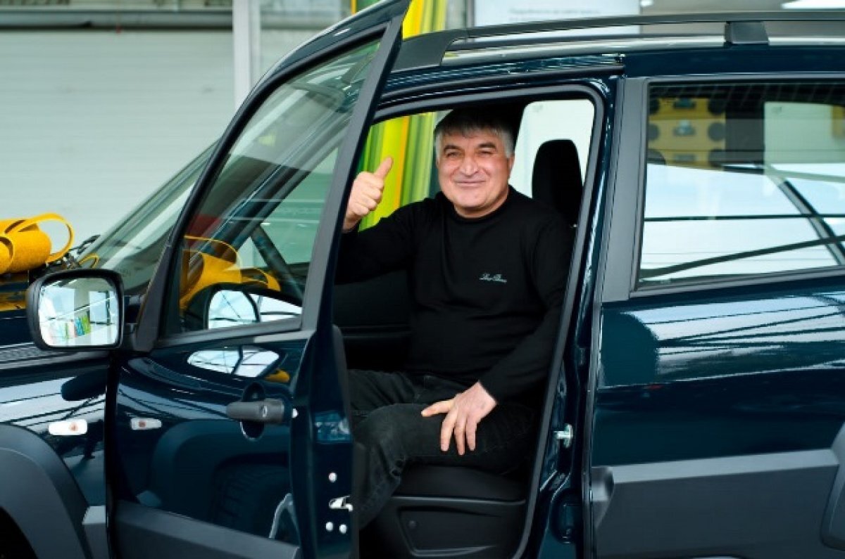 Ахмед выиграл автопарк. Ахмед венгалби гонка. Ахмед алиасхабов цлс 63. Ахмед алиасхабов с цлс. Гонка асхаба и ахмеда.