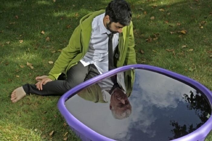 Человеку кажется что он молод и свеж, а зеркало как будто испорчено и показывает старика. Зеркало плохое, а я хороший. Картинка с Pinterest