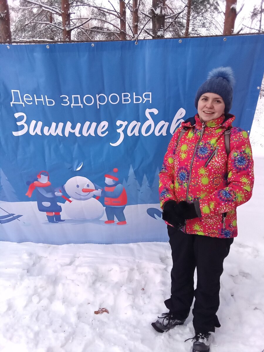 А вот и автор у стенда 