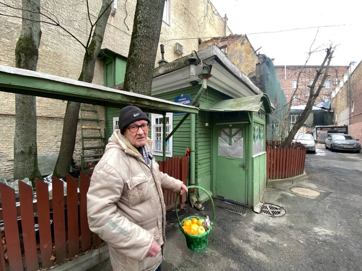 Единственный деревянный дом на Васильевском острове. Кто живет в избушке в  центре Петербурга? | Reforum всё о ЖКХ и недвижимости | Дзен