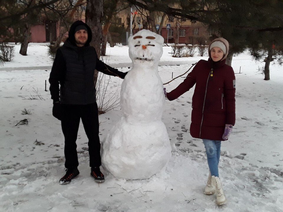     В воскресенье в Волгограда стояла отличная погода для творчества: многие вышли лепить снеговиков. Геннадий БИСЕНОВ