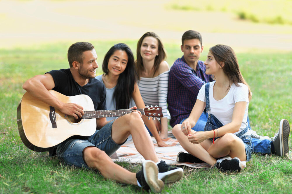 Поиск новых знакомств, общительность (Источник изображения: freepik.com)