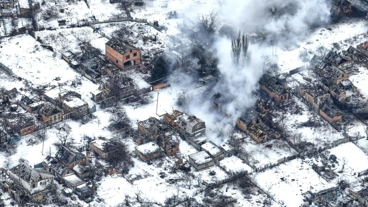    Дым на месте боев в районе Артемовска (Бахмута)© AP Photo / Libkos