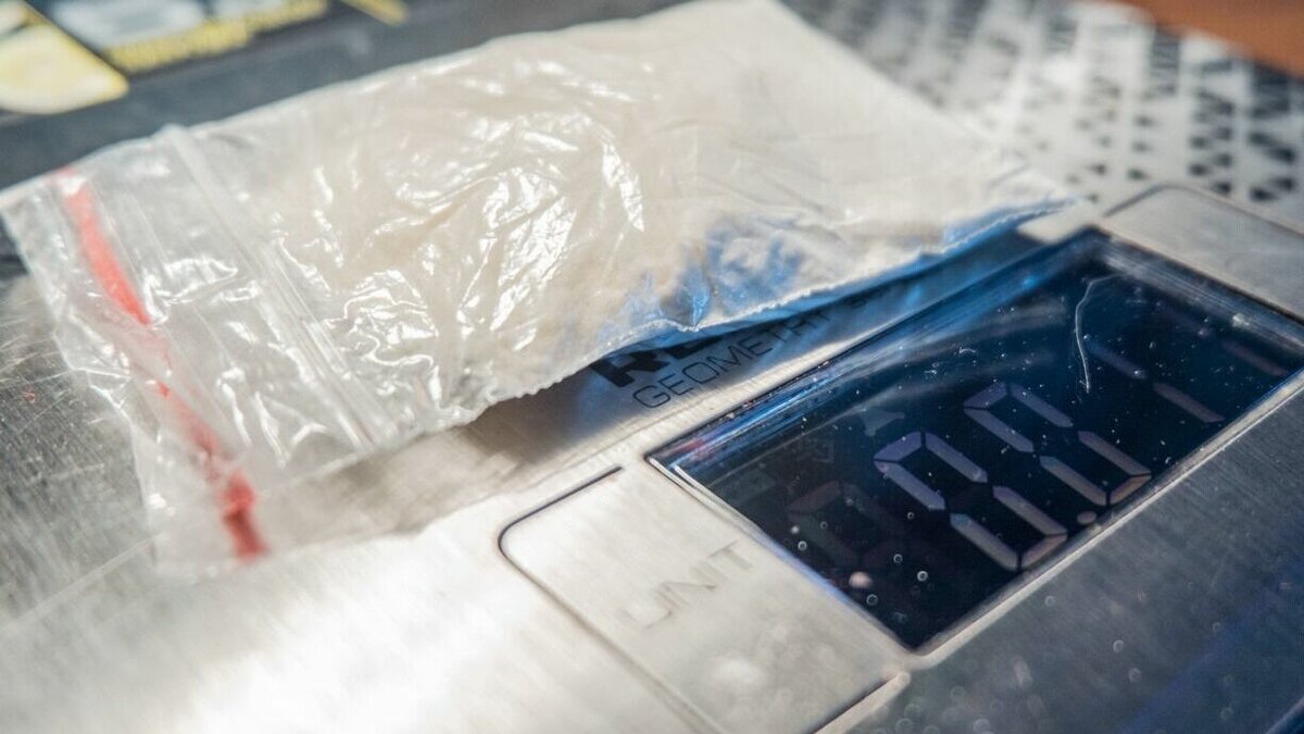     Технологию по добавлению наркотика в бетон придумали для того, чтобы использовать конфискованный у наркоторговцев кокаин. Брикеты кокаина смешивают с другими отходами и добавляют в цемент вместе с водой и песком.