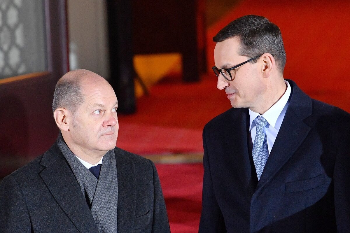    Warszawa, 12.12.2021. Kanclerz RFN Olaf Scholz (L) oraz premier Mateusz Morawiecki (P) podczas oficjalnego powitania przed Kancelari¹ Prezesa Rady Ministrów, 12 bm. w Warszawie. Wród tematów spotkania znajd¹ siê sprawy unijne, kwestie migracyjne, energetyczne, a tak¿e sytuacja na wschodniej granicy UE. (kf) PAP/Radek Pietruszka kievb