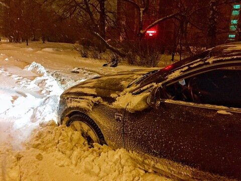 Въехал в сугроб. Машина застряла в снегу. Машина застряла в снегу ночью. БМВ застряла в снегу. Машина в сугробе ночью.