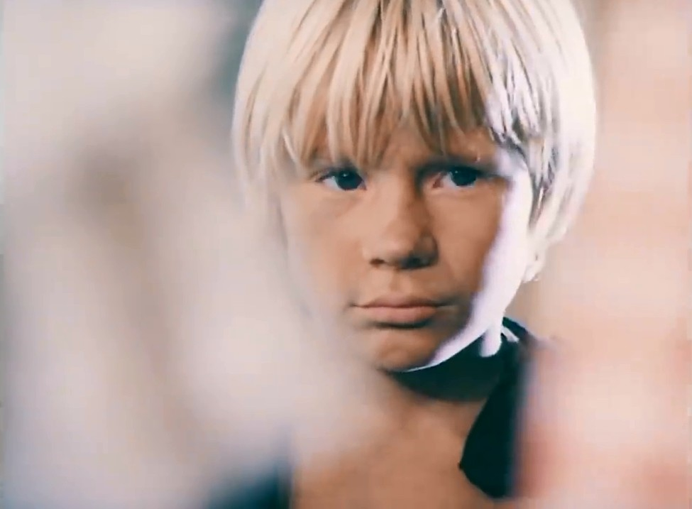  Он завоевал сердца зрителей, когда в девять лет сыграл Гекльберри Финна в детском фильме про Тома Сойера. И попал он в этот фильм не по блату. А благодаря бабушке, которая отвела внука на кинопробы.-2