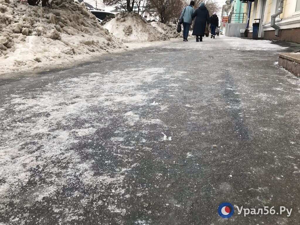    В Оренбурге и Орске ожидаются заморозки, а тротуары от слякоти почистили не везде. Будет гололед?