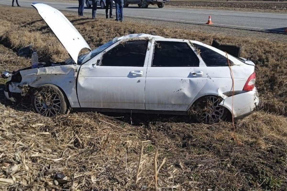 В Краснодарском крае «Приора» попала в кювет после ДТП с экскаватором |  АиФ-Юг | Дзен