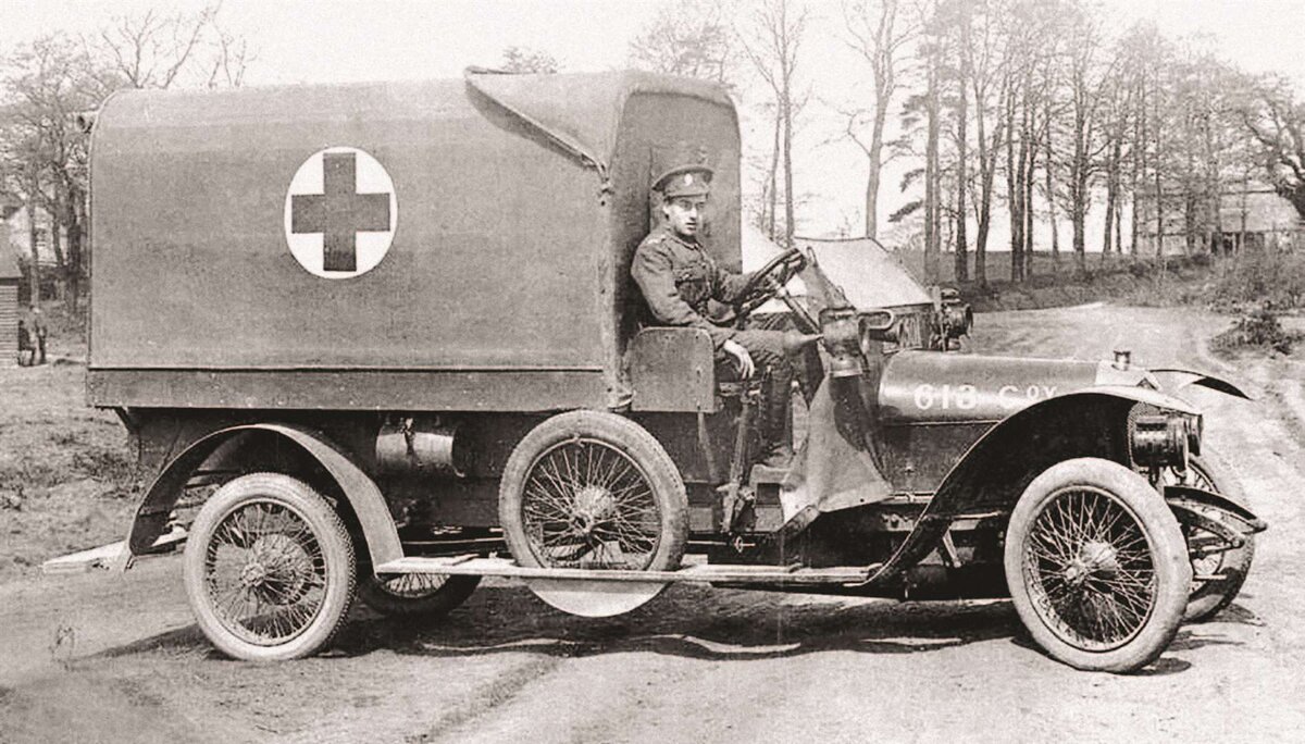 Первые скорые помощи. Renault санитарный 1916. Renault санитарный 1918. Санитарные автомобили первой мировой войны. Автомобиль Crossley 15hp 1912 г..