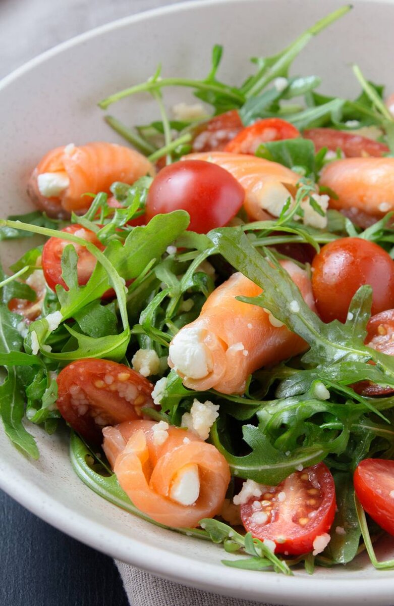 Ингредиенты:
	•	Слабосоленая семга — 7-10 ломтиков
	•	Сливочный сыр  — 2 ст.л
	•	Помидоры черри — 10-12 шт
	•	Руккола
	•	Кускус — несколько ложек ( 2-3 ст.л) 
	•	Авокадо — 1 шт
	•	Белый винный уксус  — 1 ст.л
	•	Оливковое масло — 1 ст.л
	•	Соль