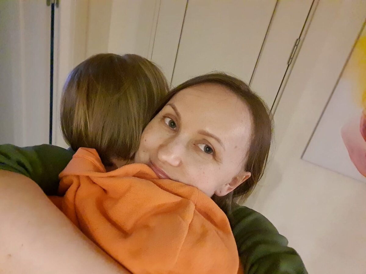 Пока фоткала, обвинил меня, что я не всегда онимаю его... нуну)) Но это правда, иногда просто бывает, что кончилась батарейка, а я обнимаю всегда с отдачей частички моей энергии.