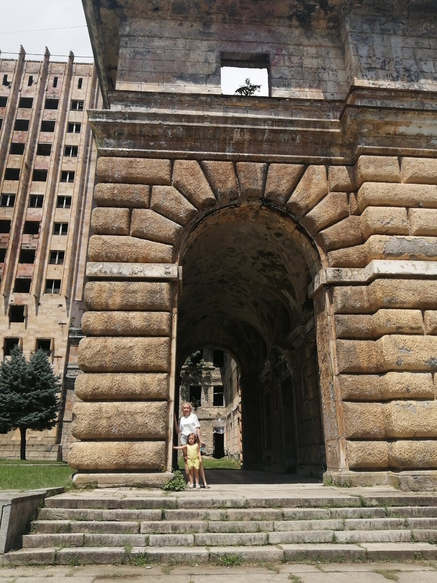 Стоим на входе в Дворец Министров Абхазии