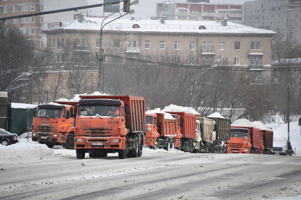     В Новосибирск доставят новые снегоуборочные машины до августа. Иван МАКЕЕВ