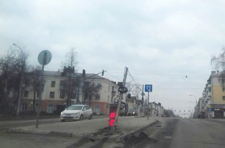     В Липецке на перекрестке улиц Ленина и Студеновская ночью сбили светофор  Пресс-служба администрации города Липецка.