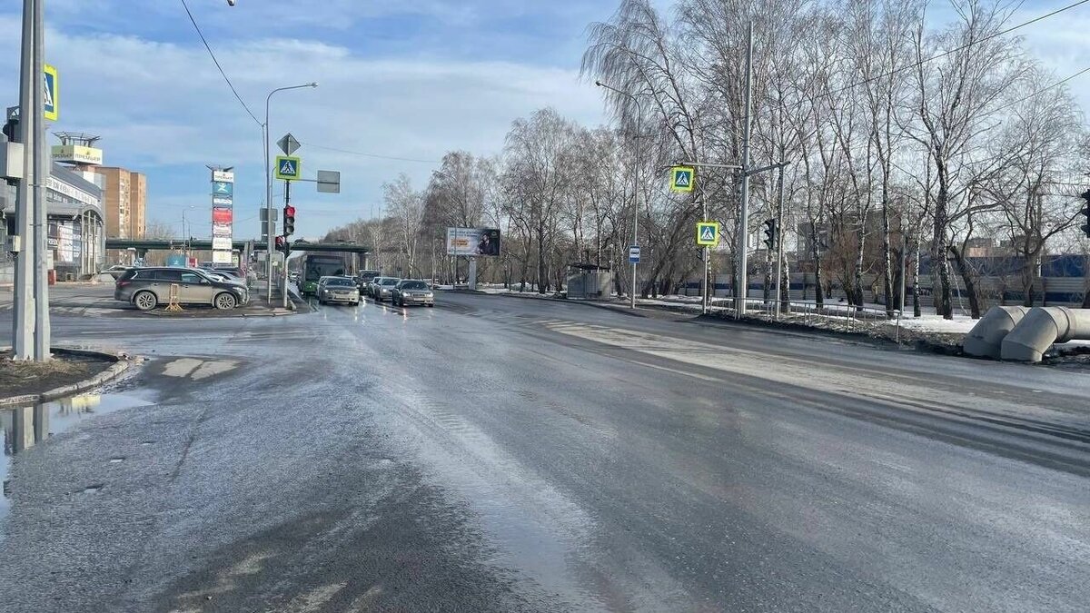     В областной столице на улицах 50 лет ВЛКСМ (в районе ТЦ «Премьер») и Республики, 243, изменена организация дорожного движения. По данным пресс-службы ГИБДД, введена задержка в работе светофора и установлен дорожный знак «Движение направо».