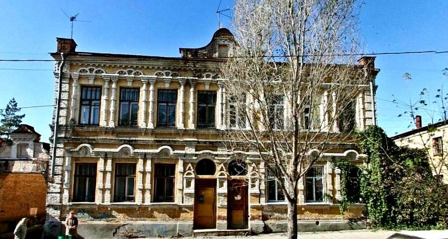Двухчастный  парадный вход в здание включает два прямоугольных дверных проема, увенчанных окнами-люкарнами.  Вход слева ведёт на лестницу на второй этаж; справа – в жилые помещения первого этажа. 