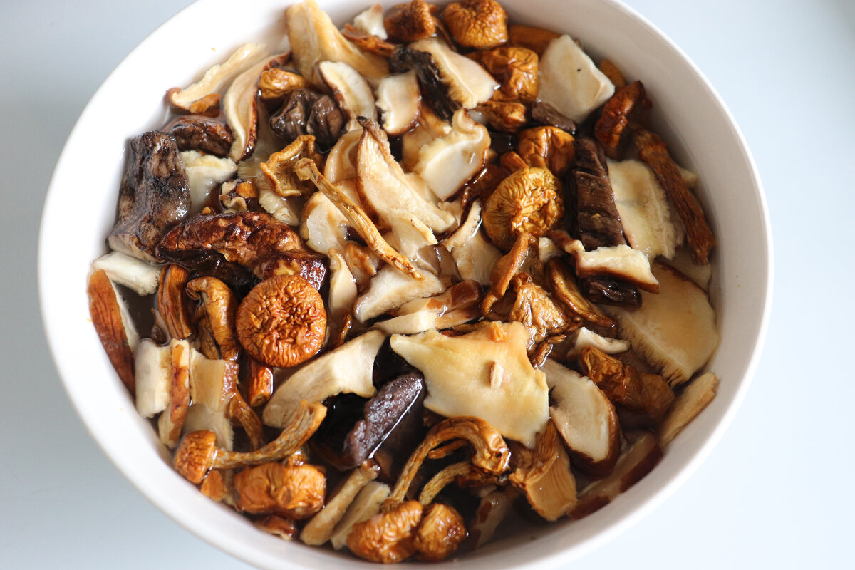 Замачиваем сушеные грибы