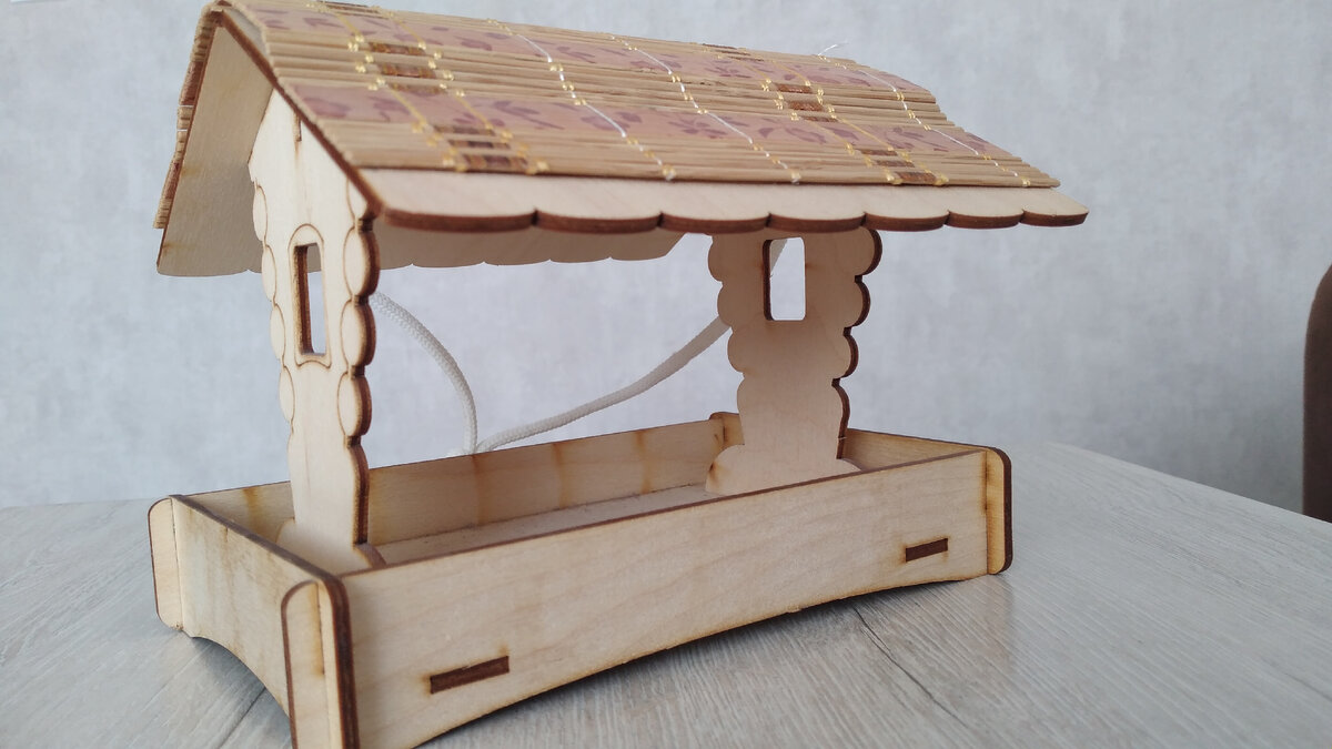 Столовую не решилась сфотографировать. Выглядит она не очень. Поэтому просто кормушка на фото.