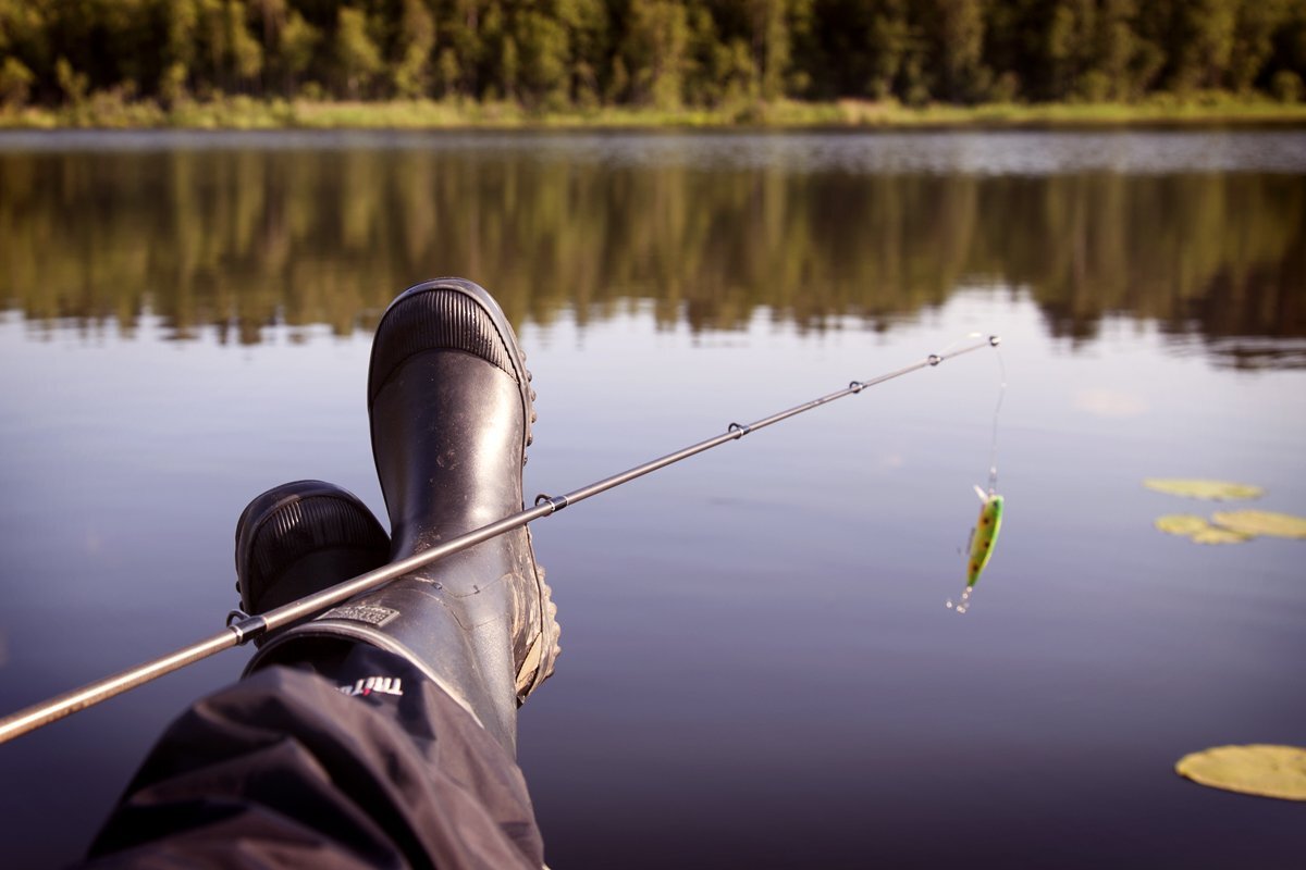 Fishing download. Рыбалка. Лето рыбалка. Рыбалка летом. Озеро с удочкой.